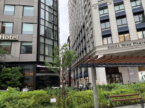 ミレニアム三井ガーデンホテル東京と銀座ミスパリの間の通り