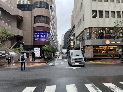 カラオケパセラとサンマルクカフェがある交差点